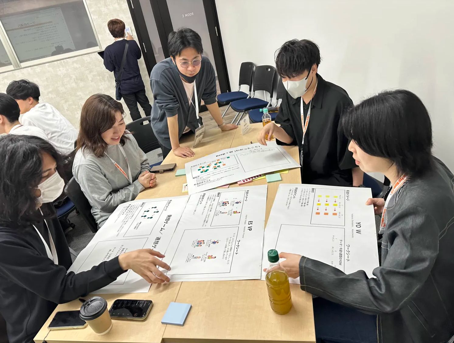 参加者がカタログを囲む様子